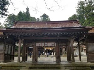 白山比咩神社　神門と拝殿