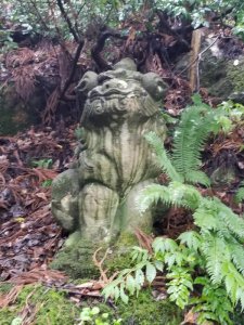 白山比咩神社の表参道脇にある狛犬1