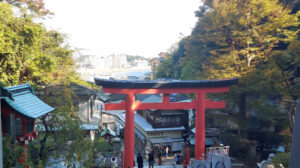 鳥居と江の島弁財天仲見世通り 鳥居と江の島弁財天仲見世通り