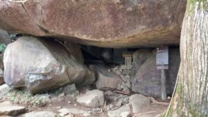 筑波山 母の胎内くぐり